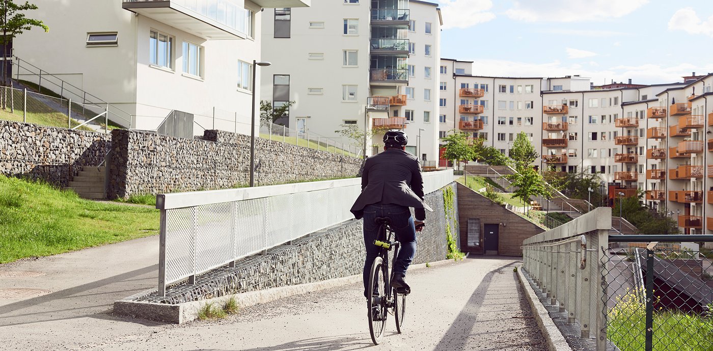 Syklist i et borettslag Foto: GK Gruppen/Johnér Bildbyrå En mann som sykler hjem til jobb.