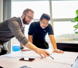 Rasmus Kruse, serviceleder, og Master Phongjumphon, servicetekniker i Odense Klima Service.
