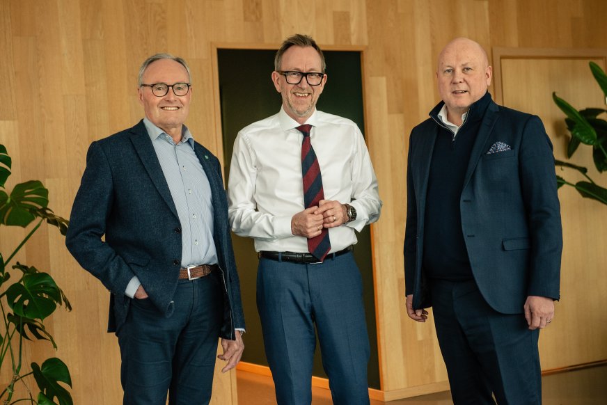 Billede af ejere og afgående bestyrelsesformand John-Erik Karlsen, koncernchef Kim Robert Lisø og tiltrædende bestyrelsesformand Sturla Magnus