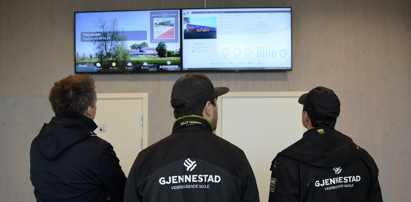 GK Cloud ved hovedinngangen til Gjennestad videregående GK Cloud ved hovedinngangen til Gjennestad videregående