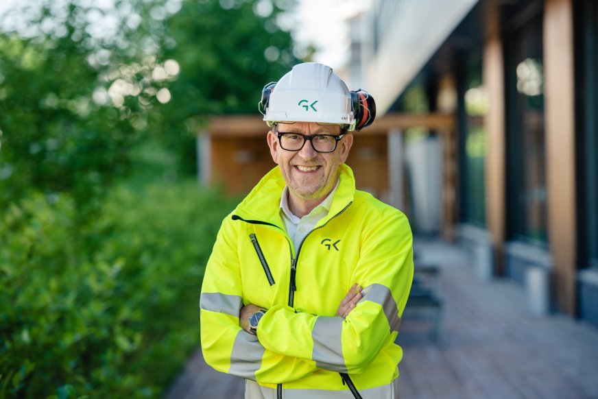 Bilde af Kim Robert Lisø, koncernchef i GK, i arbejdstøj og hjelm.