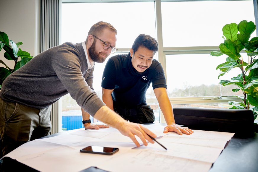 Rasmus Kruse, serviceleder, og Master Phongjumphon, servicetekniker i Odense Klima Service.
