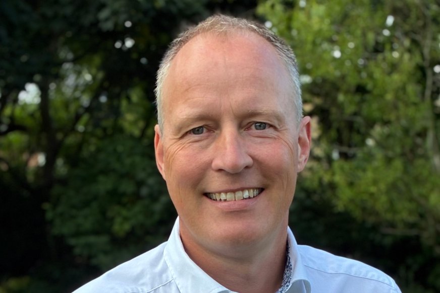 Portrætfoto af Thomas Schalek Regionsdirektør for PMO