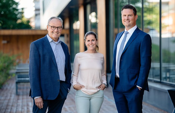 Anden og tredje generation: John-Erik Karlsen, Elizabeth Karlsen og Christopher Karlsen Anden og tredje generation: John-Erik Karlsen, Elizabeth Karlsen og Christopher Karlsen