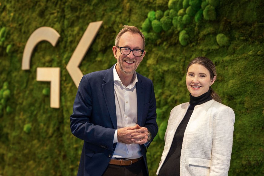 Bilde af Kim Robert Lisø, koncernchef og Karina Nilsen, bæredygtighedsdirektør i GK - foran mosevegg