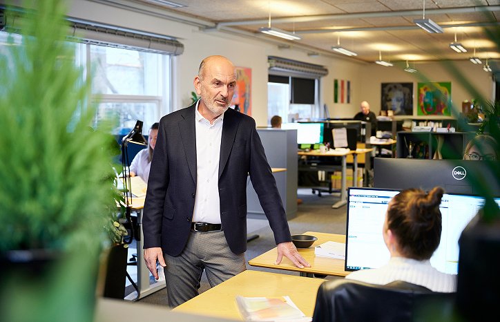 Billede af Lars Sjørring, regionsdirektør i GK Danmark, i åbent kontorlandskab. Billede af Lars Sjørring, regionsdirektør i GK Danmark, i åbent kontorlandskab.