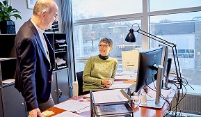 Billede af Lars Sjørring og Lene Iversen, i dialog, på kontoret i DK Billede af Lars Sjørring og Lene Iversen, i dialog, på kontoret i DK