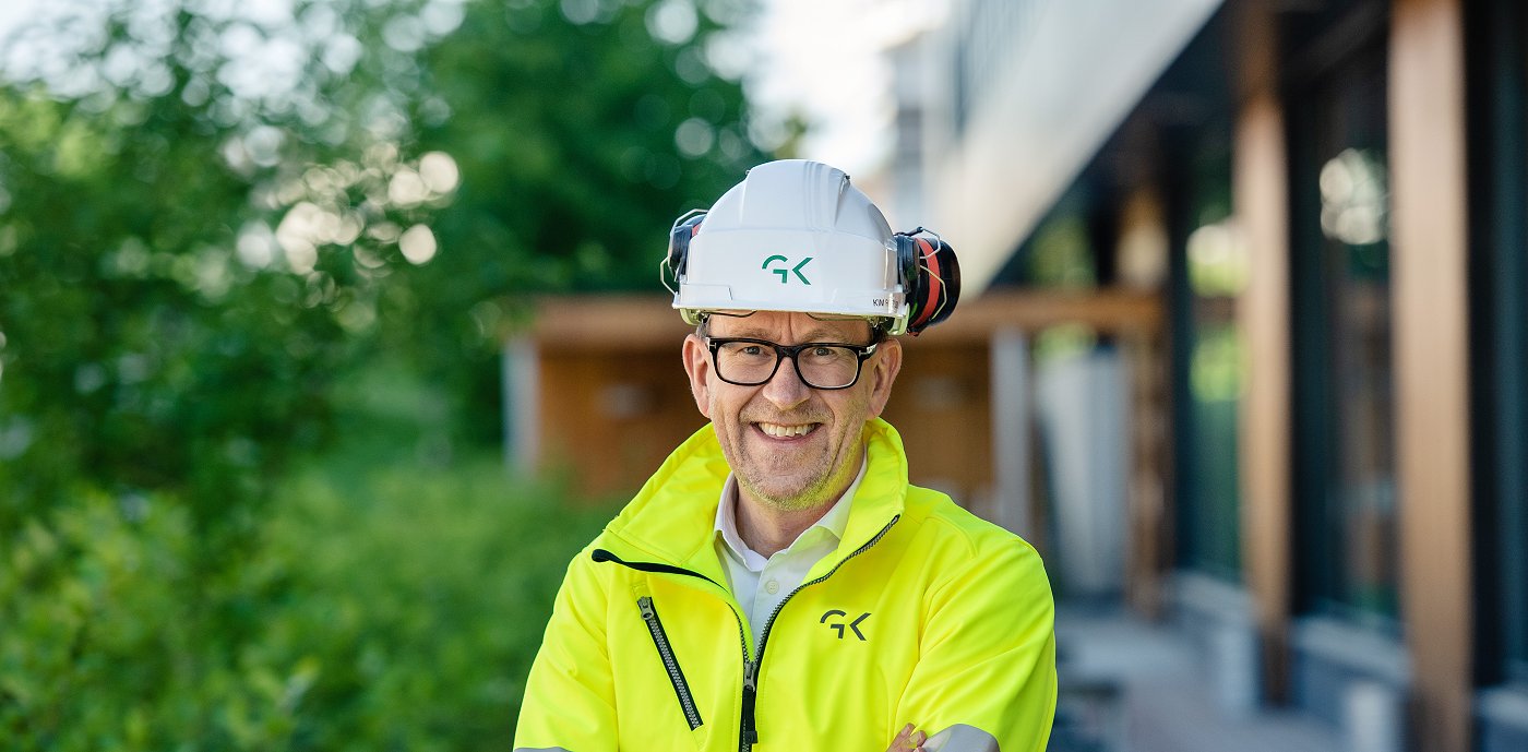 Bilde af Kim Robert Lisø, koncernchef i GK, i arbejdstøj og hjelm. Bilde af Kim Robert Lisø, koncernchef i GK, i arbejdstøj og hjelm.