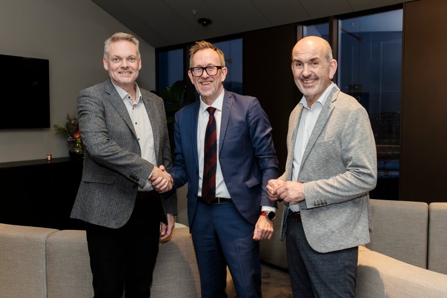 F.v.: Carsten Sørensen, adm.dir. i Caverion Danmark, Kim Robert Lisø, koncernchef i GK og Lars Sjørring, regionsdirektør eksisterende byggeri i GK Danmark