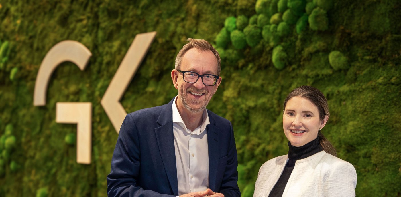 Bilde af Kim Robert Lisø, koncernchef og Karina Nilsen, bæredygtighedsdirektør i GK - foran mosevegg