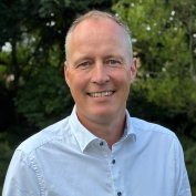 Portrætfoto af Thomas Schalek Regionsdirektør for PMO
