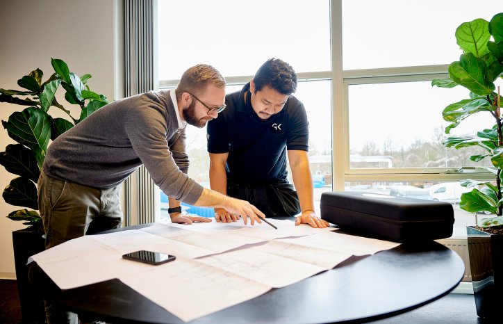 Billede af to medarbejder, der planlægger inde på et kontor