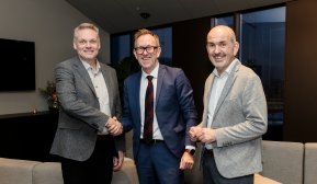 F.v.: Carsten Sørensen, adm.dir. i Caverion Danmark, Kim Robert Lisø, koncernchef i GK og Lars Sjørring, regionsdirektør eksisterende byggeri i GK Danmark