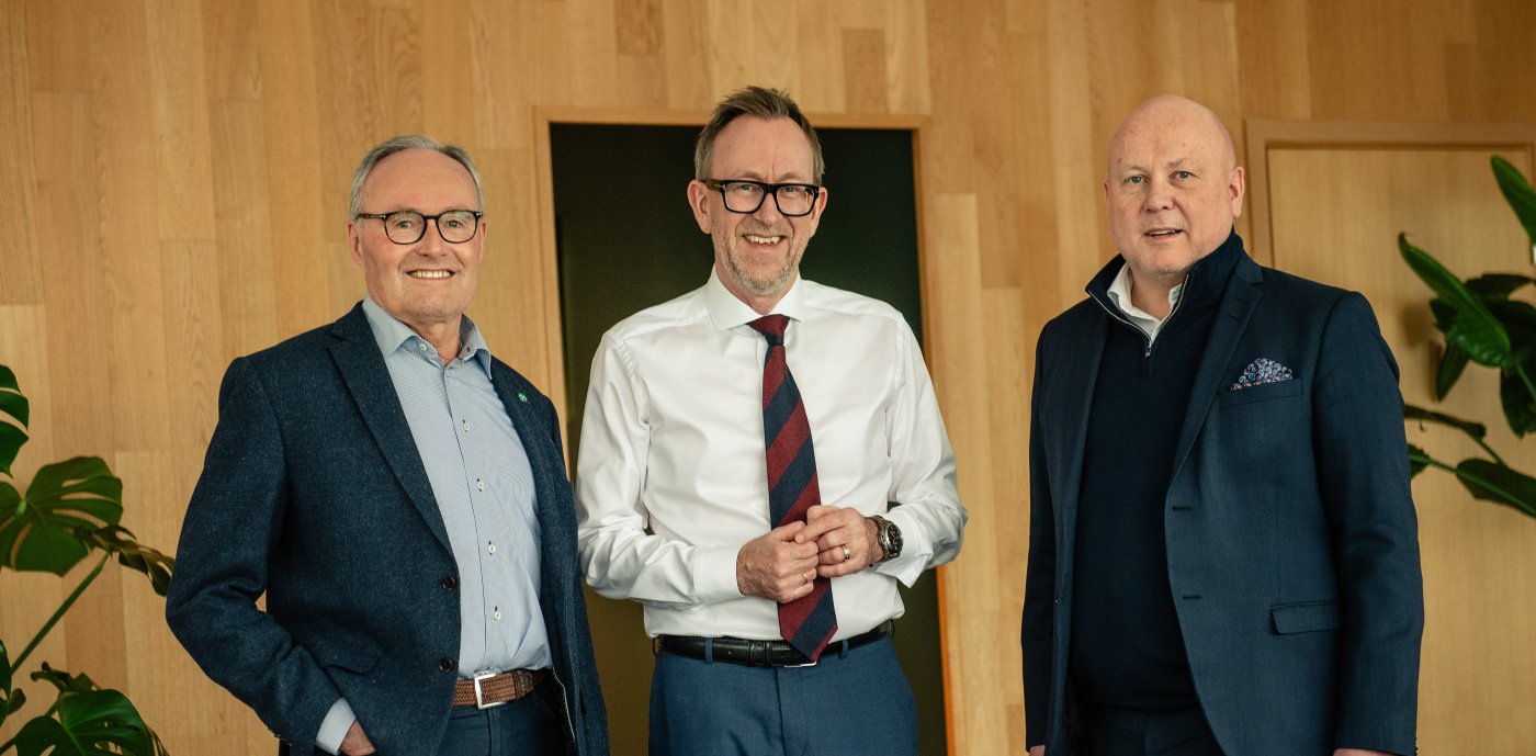 Billede af ejere og afgående bestyrelsesformand John-Erik Karlsen, koncernchef Kim Robert Lisø og tiltrædende bestyrelsesformand Sturla Magnus