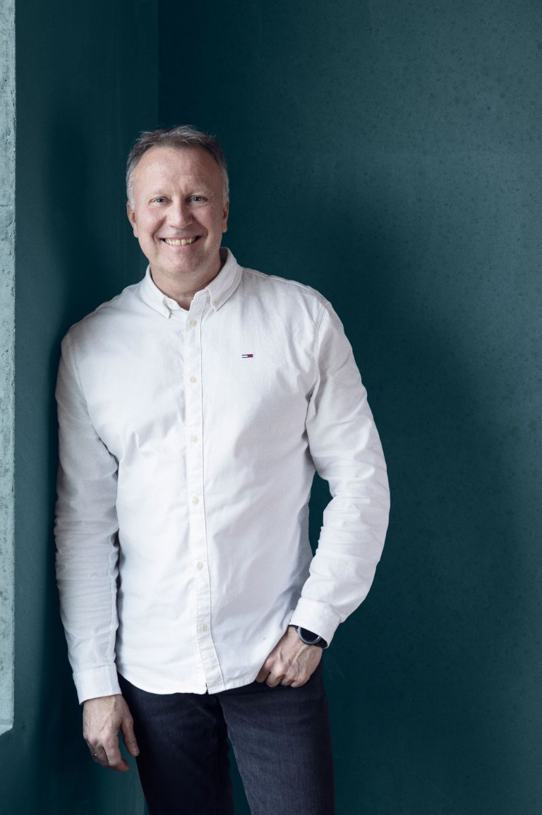 Portrætfoto af Henrik Olsen, teknisk chef hos Velkomn