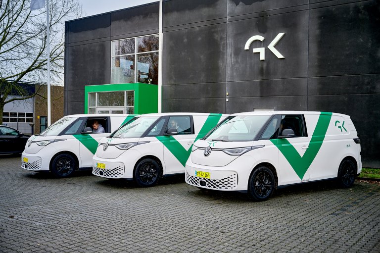 Tre elbiler parkeret uden for GK's hovedkontor i Ballerup