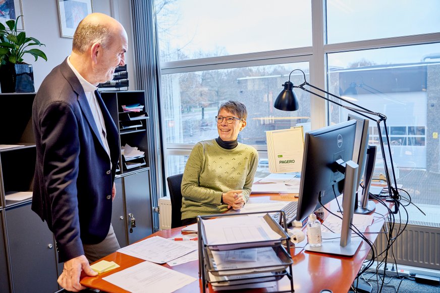 Billede af Lars Sjørring og Lene Iversen, i dialog, på kontoret i DK