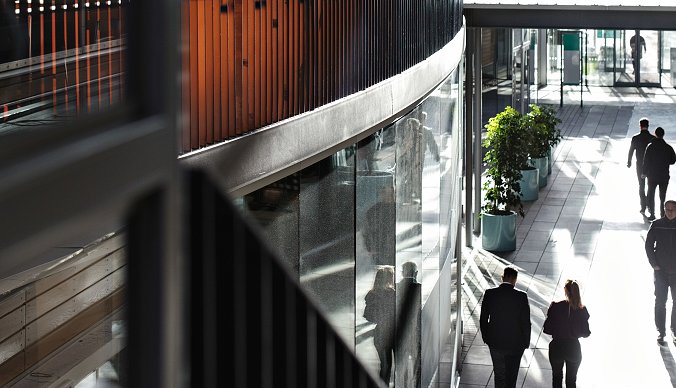 Inngangsparti i et næringsbygg Inngangsparti i et næringsbygg