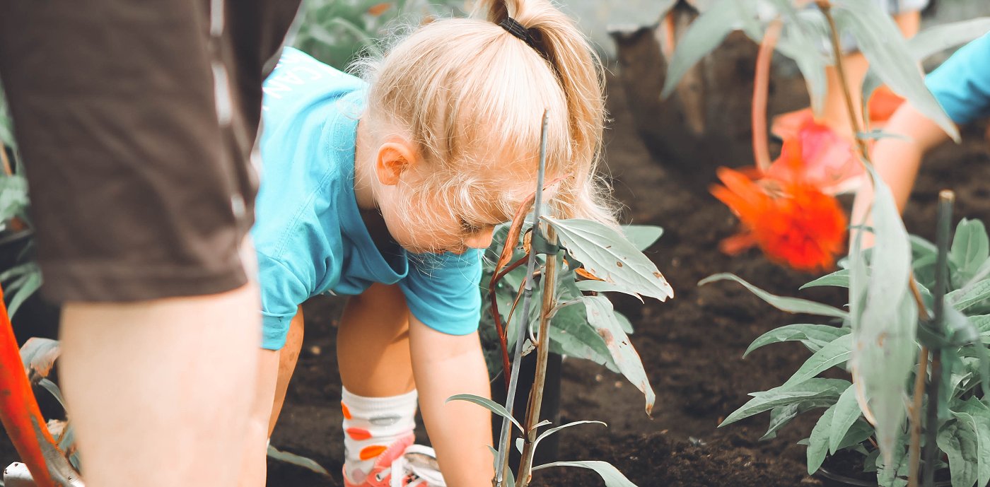 Gjør huset klart for sommer og uteliv 1 Barn som planter i jord