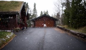 Unngå frostskader på utekravvannslange Uklart bilde av enebolig med garasje