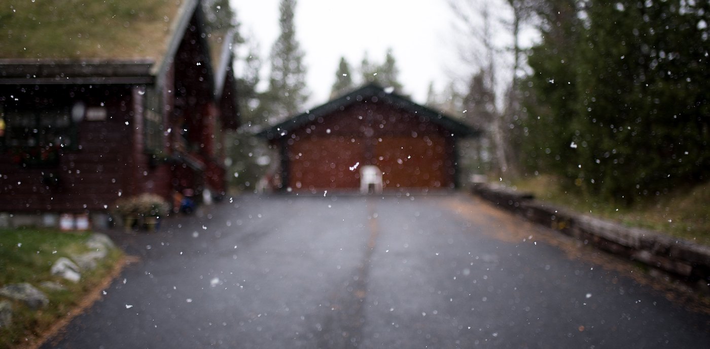 Unngå frostskader på utekravvannslange Uklart bilde av enebolig med garasje