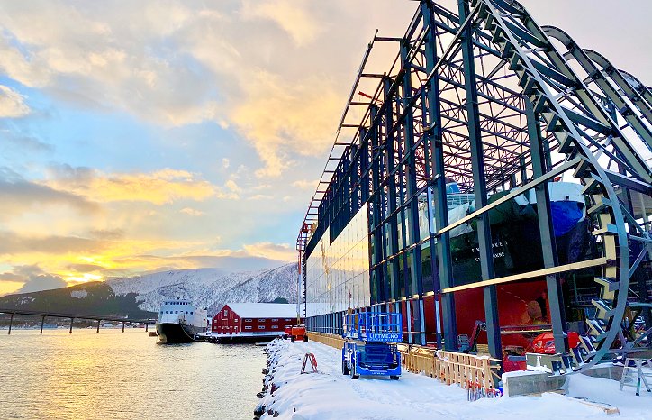 Vernebygget til hurtigruteskipet MS Finnmarken ligger flott til med vakker nordnorsk natur rundt seg. Foto: Nordfra.no / Kolbjørn Hoseth Larssen