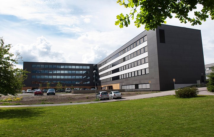 GKs hovedkontor i Oslo holder passivhusstandard og er et utstillingsvindu der de tekniske løsningene er optimalisert for lavt energibruk og minimal miljøbelastning. GKs hovedkontor i Oslo holder passivhusstandard og er et utstillingsvindu der de tekniske løsningene er optimalisert for lavt energibruk og minimal miljøbelastning.